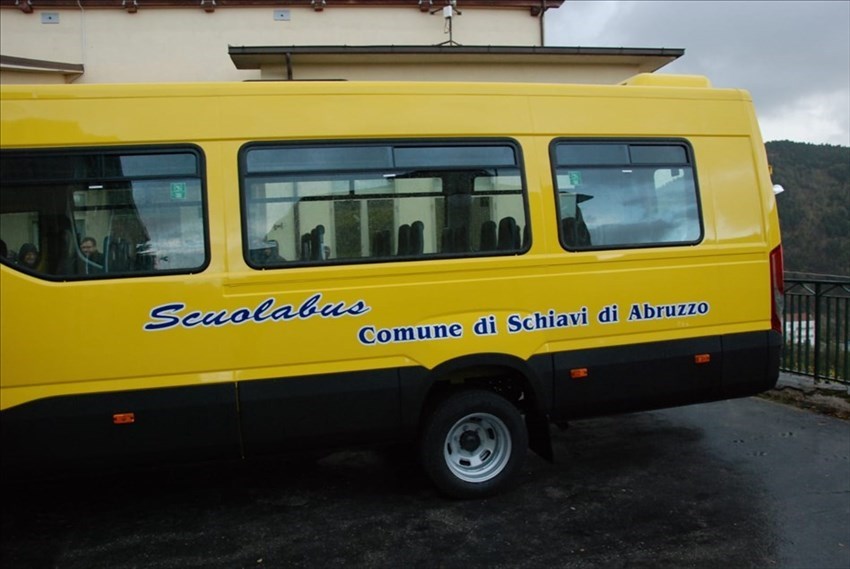A Schiavi di Abruzzo ricordati i caduti e benedetto il nuovo scuolabus