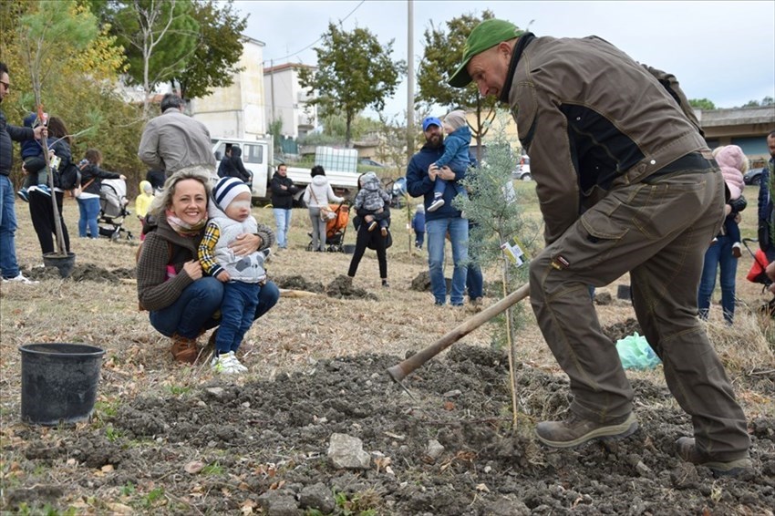 "Un albero per ogni nato", è un successo a Montenero il ritorno dell'evento