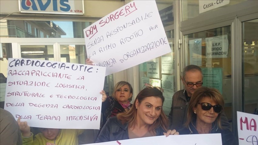 I cittadini che manifestano per la difesa dell'ospedale San Pio