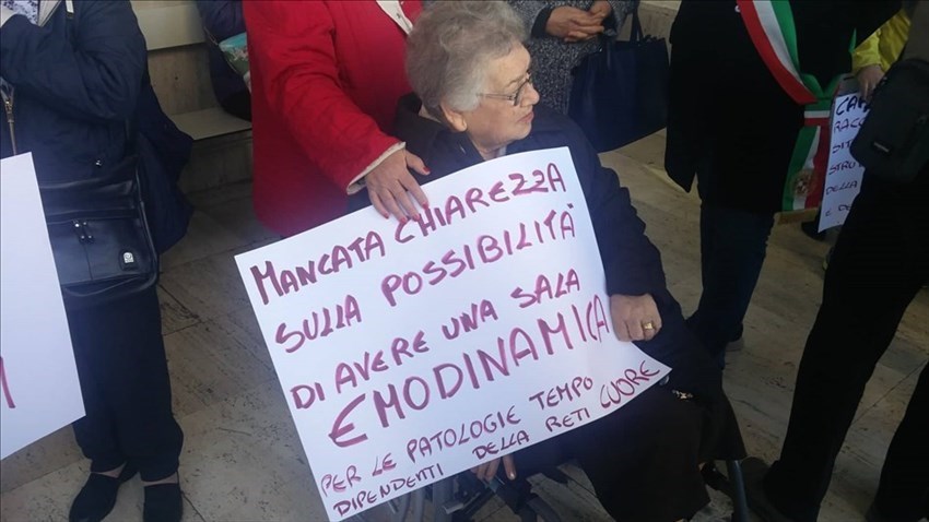 I cittadini che manifestano per la difesa dell'ospedale San Pio