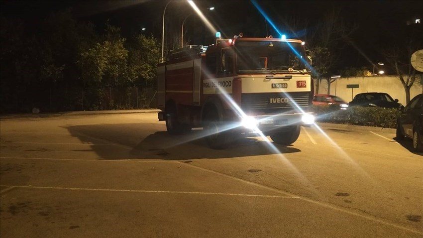 Fiat 500 e furgone Renault in fiamme nel piazzale Smargiassi