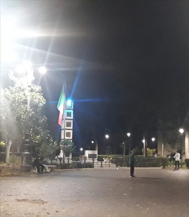 Monumento illuminato di blu