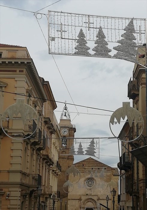 Il centro storico di Vasto si prepara per Natale, posizionate le luminarie