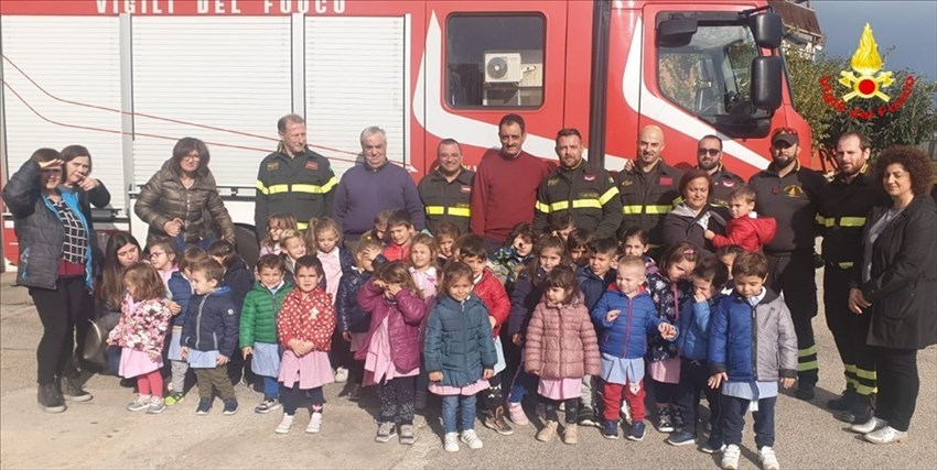 Bambini di Pantano Basso in visita al comando dei vigili del fuoco
