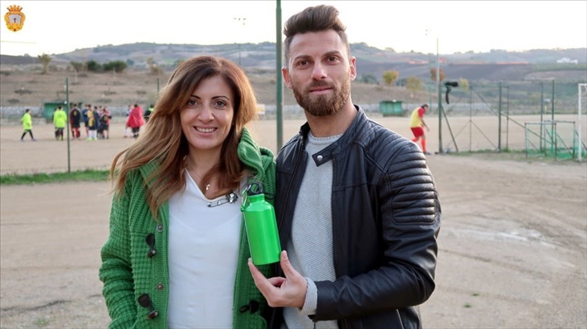 Riduzione dei rifiuti: 265 borracce in dono agli studenti e all'Asd calcio Montenero