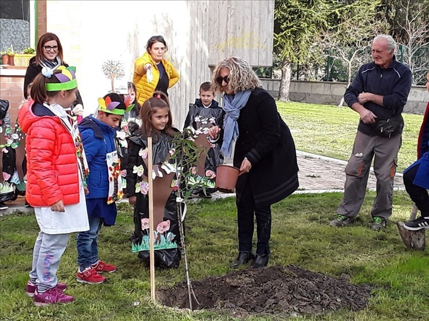 I bimbi della scuola di Palata celebrano gli alberi e la natura