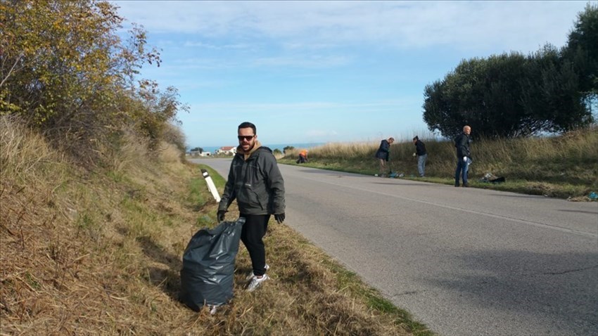 Sindaco, amministratori e volontari puliscono la SP 163 a San Giacomo degli Schiavoni
