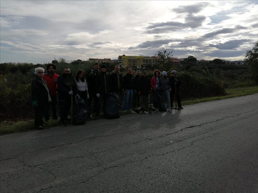 Sindaco, amministratori e volontari puliscono la SP 163 a San Giacomo degli Schiavoni