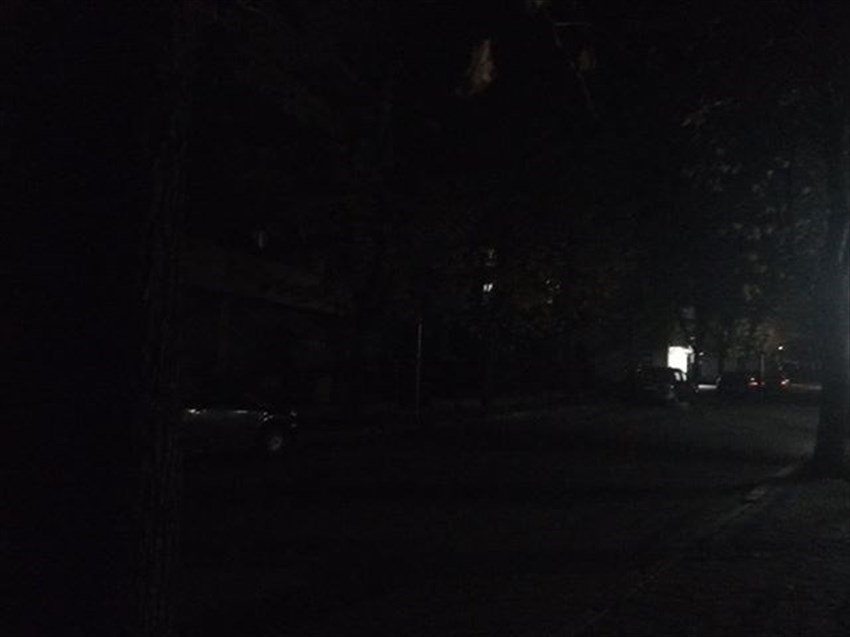 Via San Rocco al buio: «Costretti a fare luce con la torcia del cellulare»