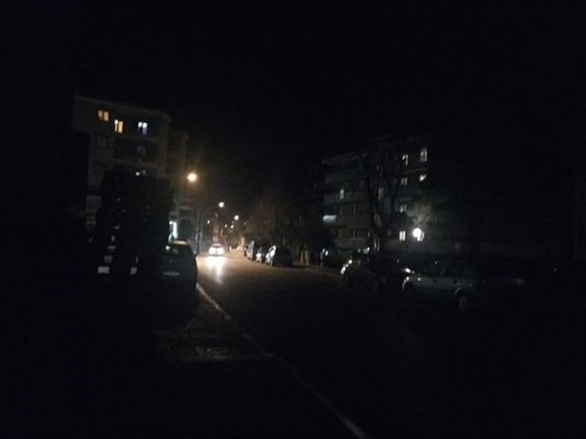 Via San Rocco al buio: «Costretti a fare luce con la torcia del cellulare»