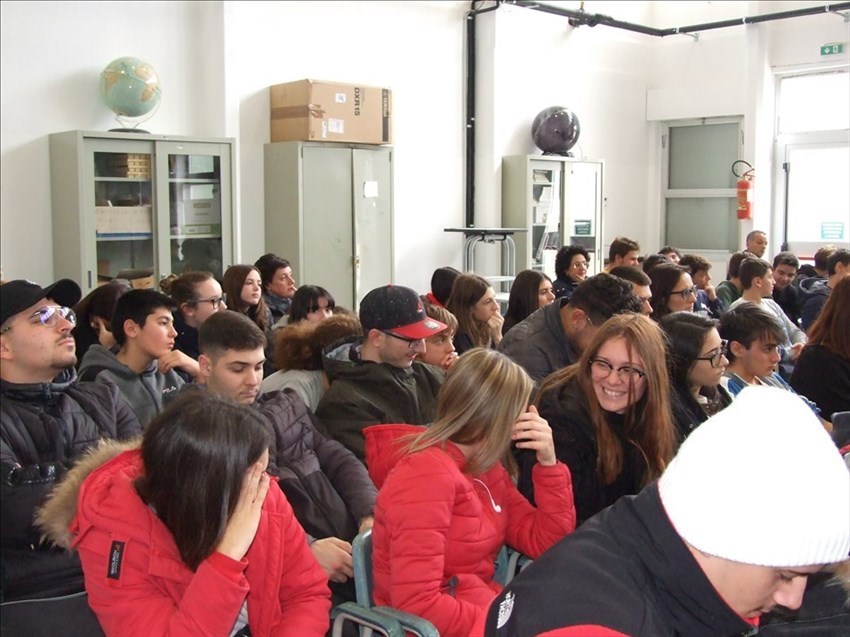 Defibrillatori donati alla scuola di Campomarino