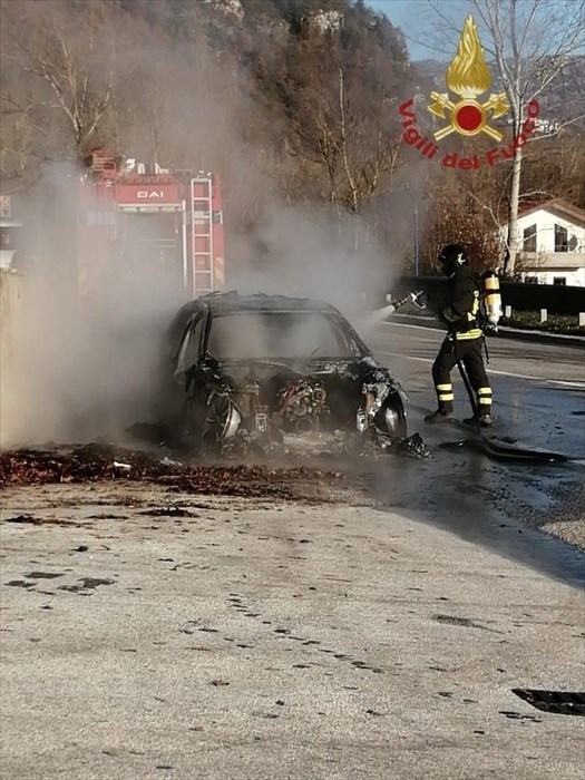 auto in fiamme