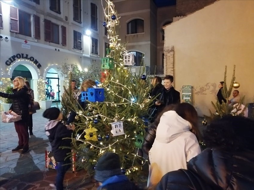 L'Albero accende il Natale e illumina il centro storico