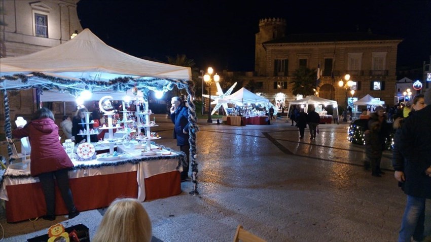 In Piazza Rossetti ecco "Il mercatino di Natale dell'Artigianato Creativo"