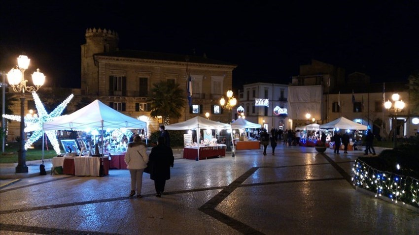 In Piazza Rossetti ecco "Il mercatino di Natale dell'Artigianato Creativo"