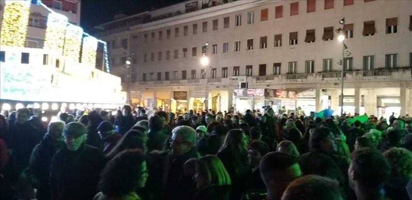 In Piazza Salotto a Pescara circa 3mila Sardine