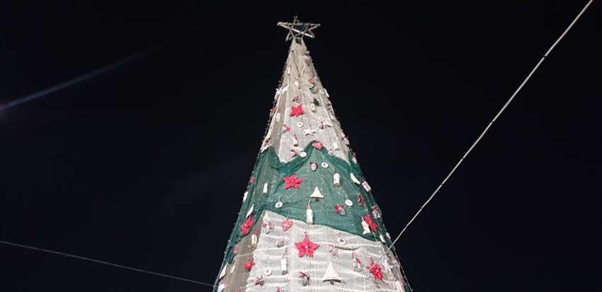 Tema scozzese e materiale ecologico: l'Albero di Natale da 8 metri al porto turistico