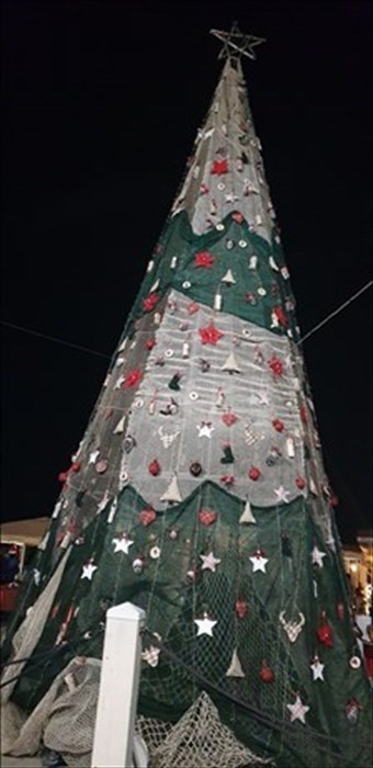 Tema scozzese e materiale ecologico: l'Albero di Natale da 8 metri al porto turistico