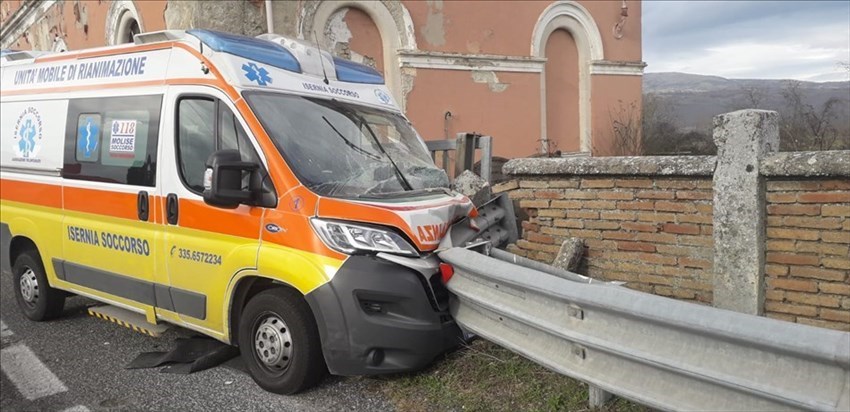 Ambulanza esce di strada e impatta contro il guard rail, ferito l'autista