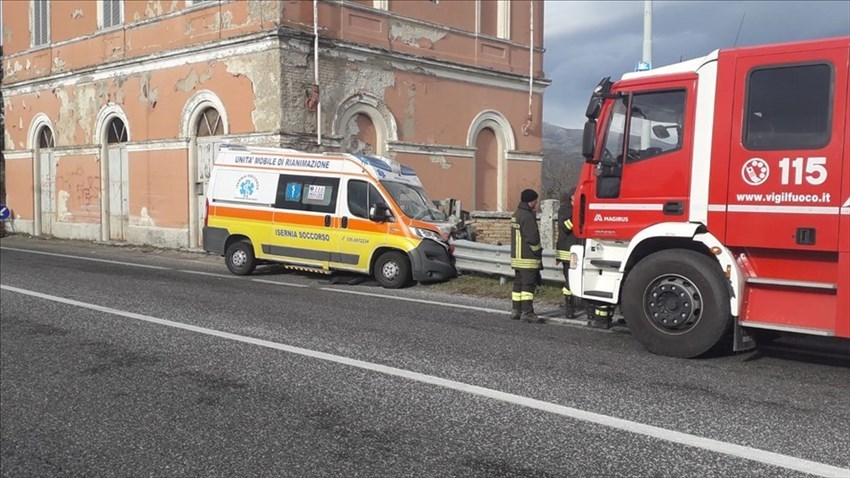 Ambulanza esce di strada e impatta contro il guard rail, ferito l'autista