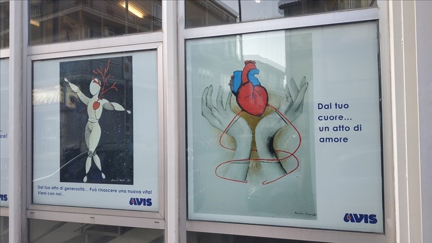 I ragazzi del liceo artistico decorano le vetrate del centro trasfusionale