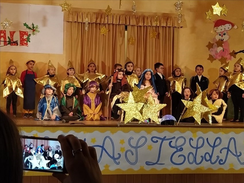I bambini di Difesa Grande abbracciano la disabilità con una "fabbrica di stelle"