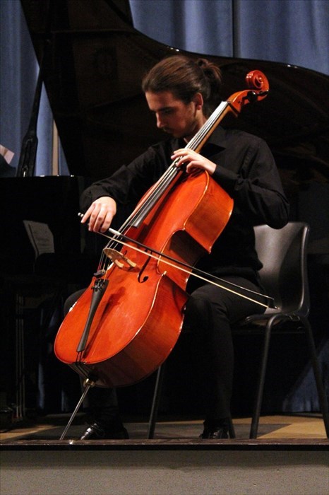 Talento ed emozioni al concerto del violoncellista termolese Claudio Casolino