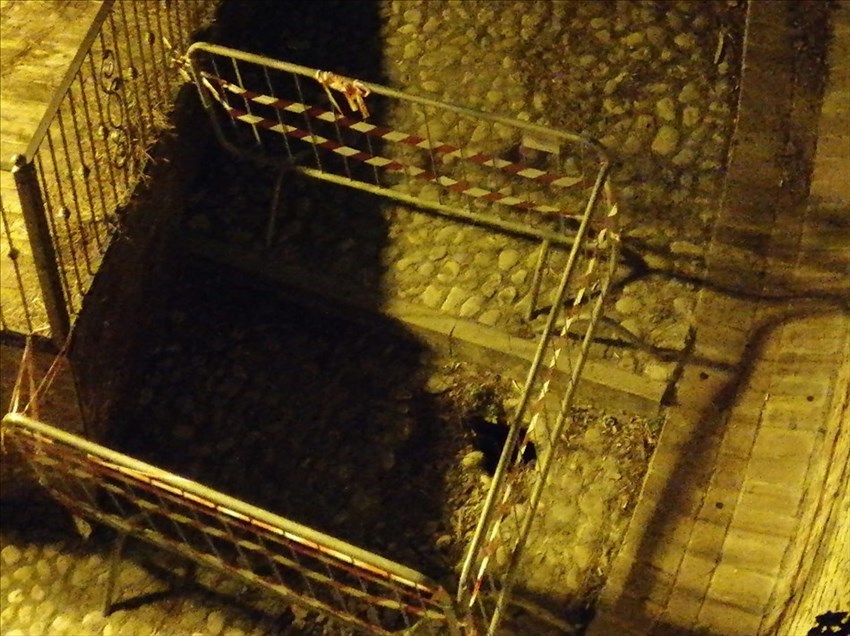 Voragine nella scalinata della Loggia Amblingh, transennata l'area