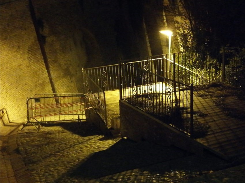 Voragine nella scalinata della Loggia Amblingh, transennata l'area