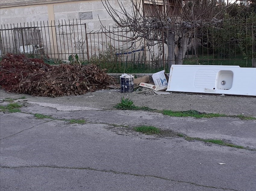 "Via Ciccarone è all'abbandono: degrado e sporcizia"