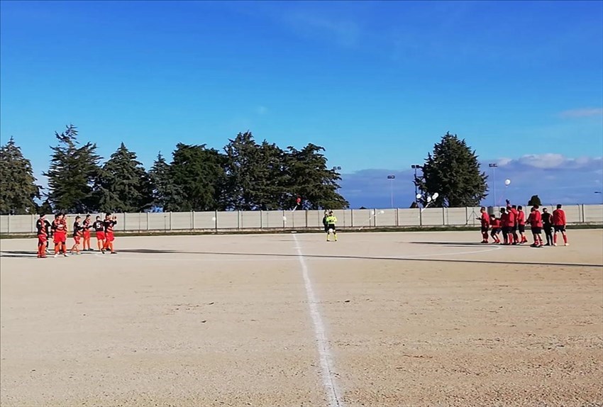 San Giorgio e San Felice, due squadre lanciano in campo palloncini bianchi per Simone