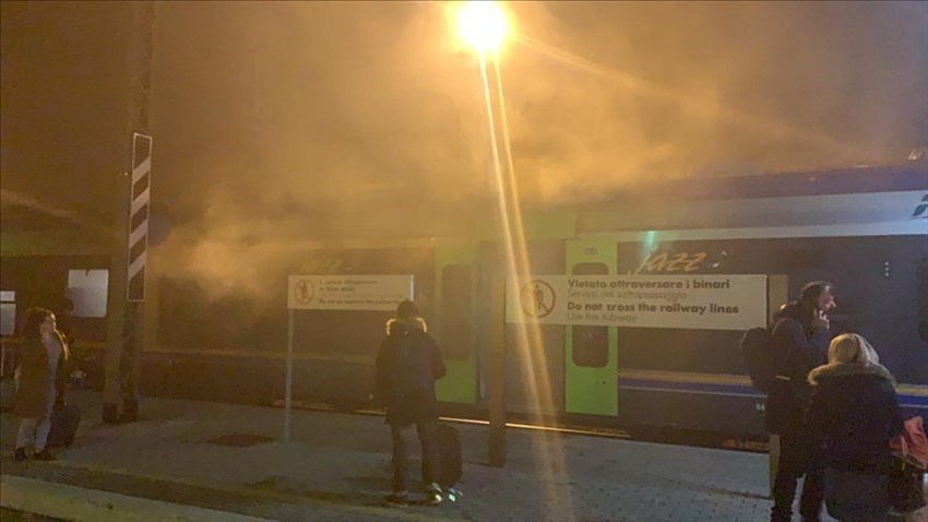Scatta l'antincendio sul treno, passeggeri costretti a scendere per via del fumo