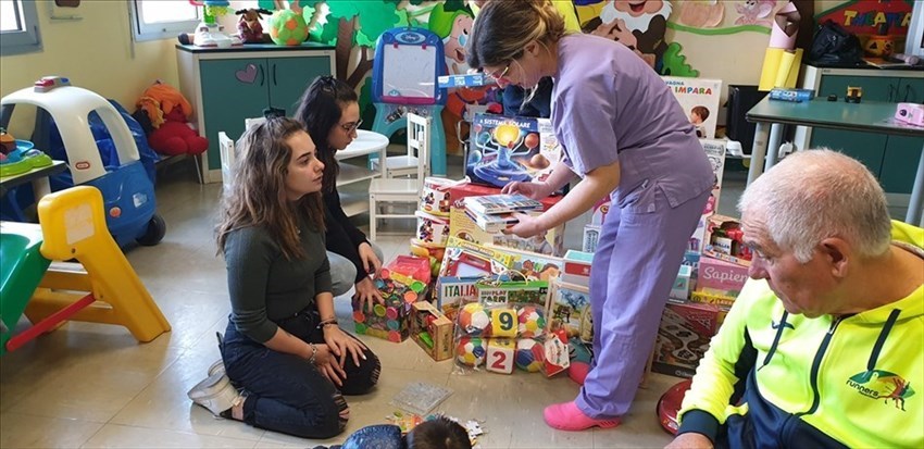 Giocattoli e sorrisi al reparto Pediatrico, la gioia dei piccoli pazienti
