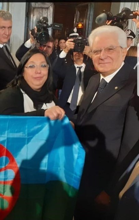 Mattarella riceve la bandiera rom dalla comunità abruzzese