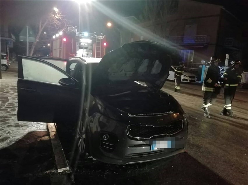Automobile in fiamme in via Conti Ricci a Vasto: è di un dirigente del Comune