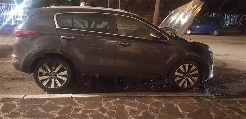 Automobile in fiamme in via Conti Ricci a Vasto: è di un dirigente del Comune
