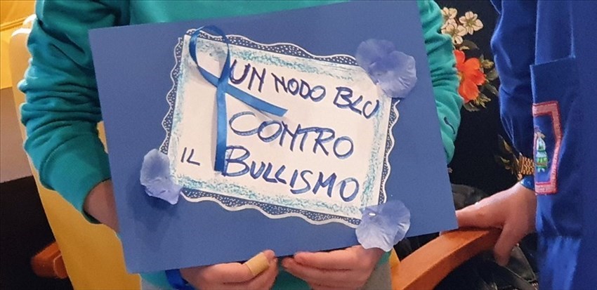 Un nodo blu simbolico per dire “No al bullismo”