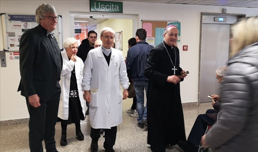 Bruno Forte visita l'ospedale di Chieti e porta doni ai bimbi ricoverati