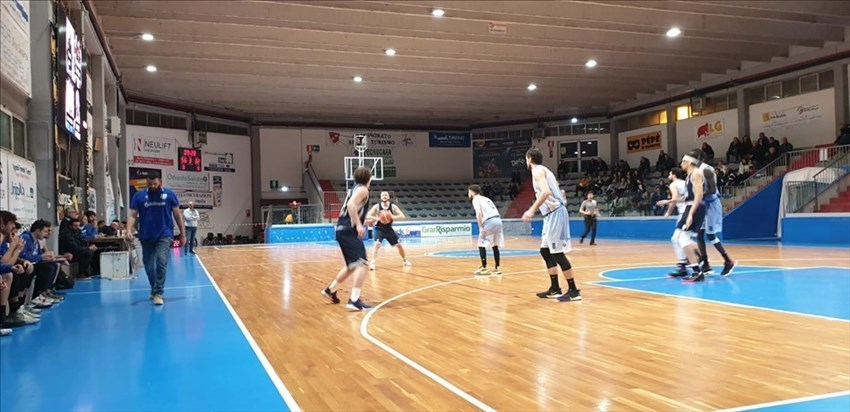 Nuovo basket Aquilano travolto al PalaSabetta, l'Air Termoli vola al quinto posto