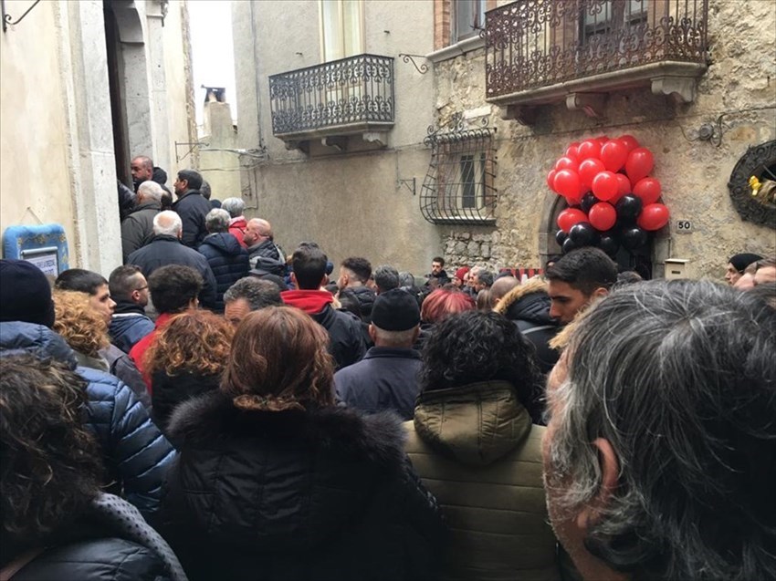 Palloncini rossoneri al cielo per l'ultimo saluto a Nico Bolognese