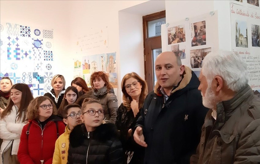 Nuova Direzione Didattica: taglio del nastro per la mostra “Arte in Borgo”