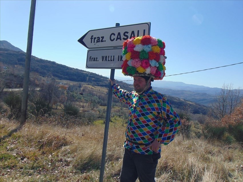 "I Mazzaroni" colorano le strade di Schiavi di Abruzzo