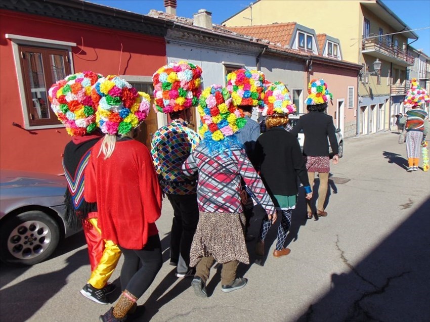 "I Mazzaroni" colorano le strade di Schiavi di Abruzzo