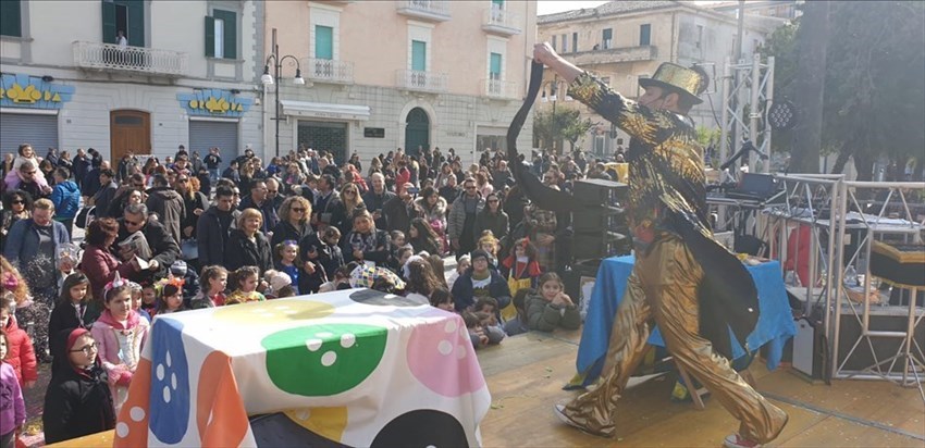 "Carnevale in piazza" con maghi e artisti di strada