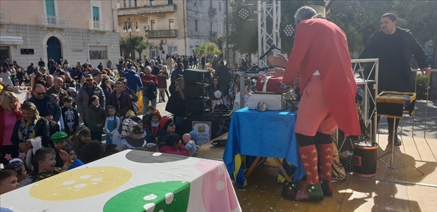 "Carnevale in piazza" con maghi e artisti di strada