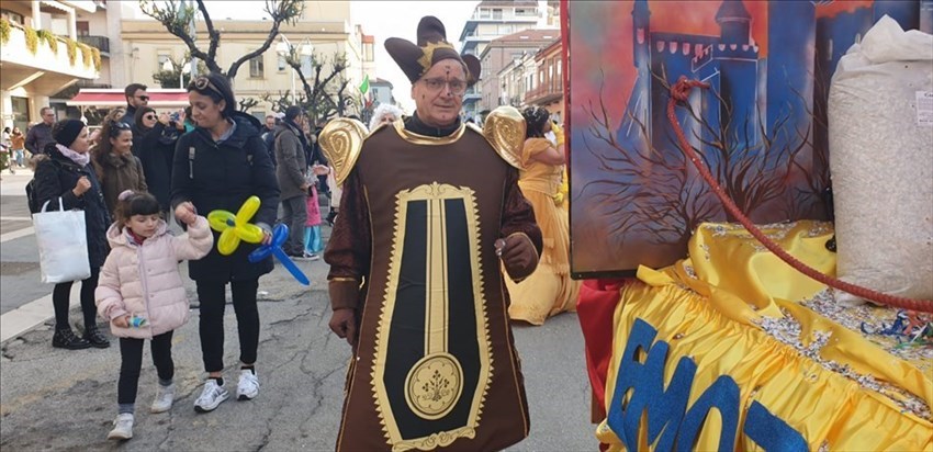​Il Carnevale termolese colora le strade della città: successo per il bis