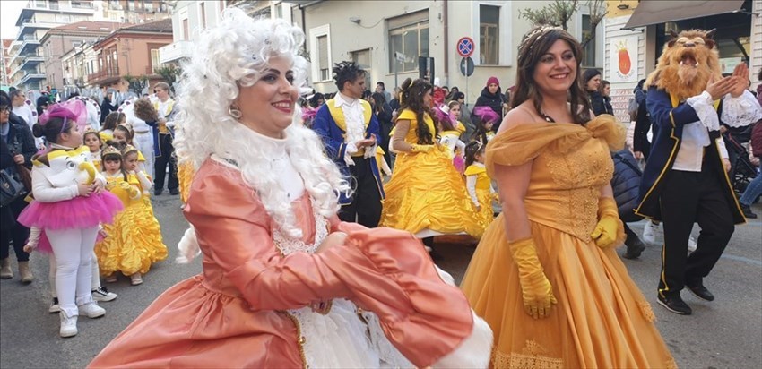 ​Il Carnevale termolese colora le strade della città: successo per il bis