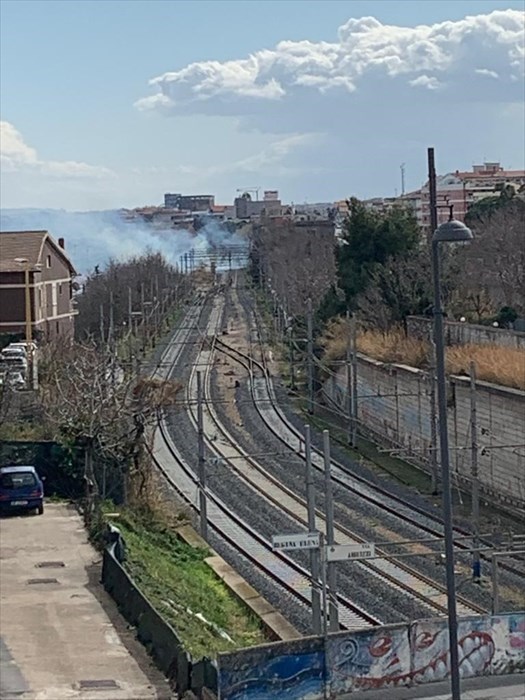 Incendio lungo la linea ferroviaria tra via Corsica e Rio Vivo