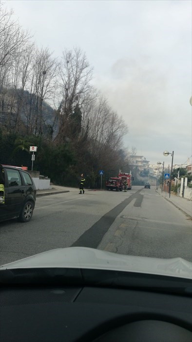 Incendio lungo la linea ferroviaria tra via Corsica e Rio Vivo