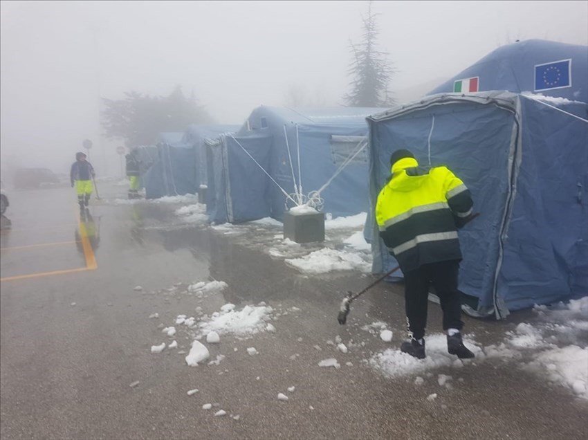 La tenda pre-triage della Protezione Civile crolla per la neve